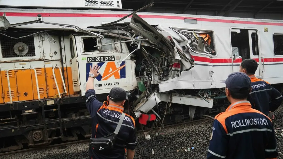 Suasana penanganan kecelakaan KA Argo Bromo Anggrek di Bekasi Timur yang memicu gugatan penumpang