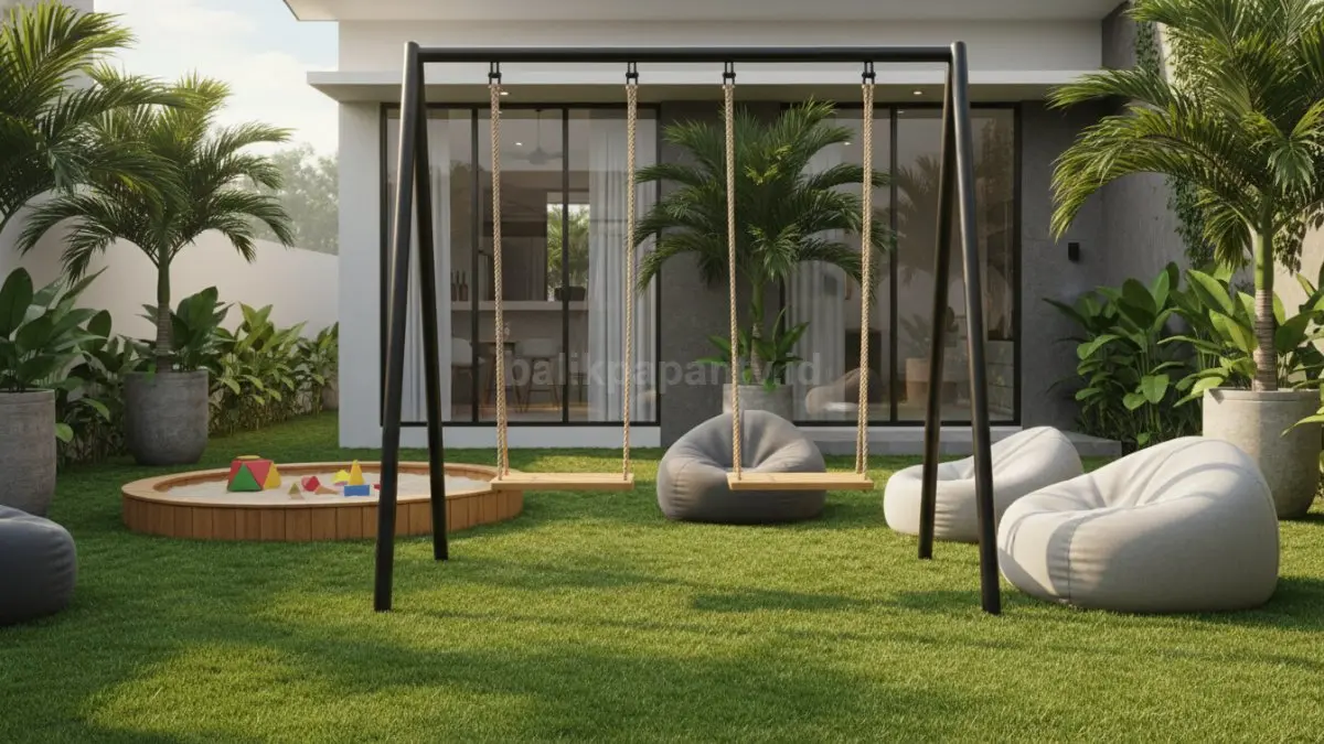 Taman bermain belakang rumah minimalis dengan rumput sintetis dan ayunan kayu modern
