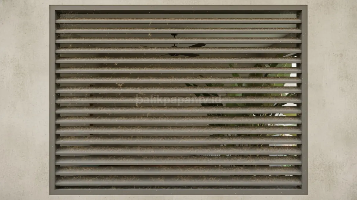Debu tebal di kisi ventilasi rumah tropis yang mulai mengganggu sirkulasi udara
