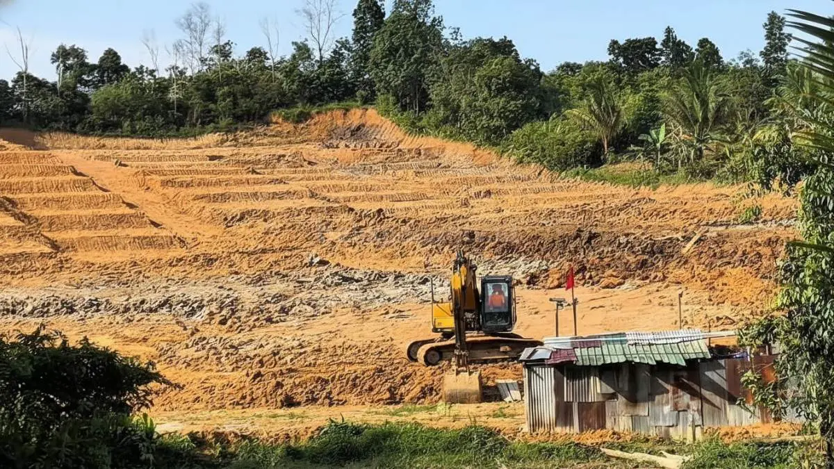 Aktivitas pembangunan perumahan di Balikpapan dengan proses legalitas lahan yang diperketat pemerintah.