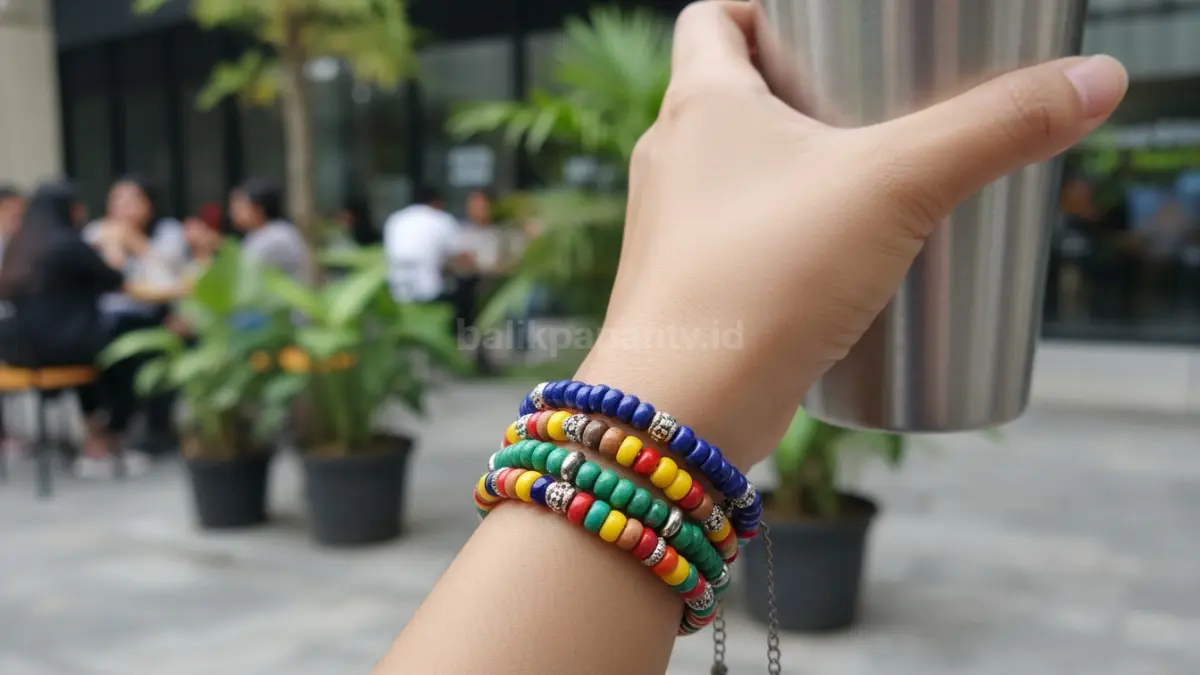 Gelang manik-manik warna-warni dengan gaya simpel yang cocok dipakai aktivitas harian