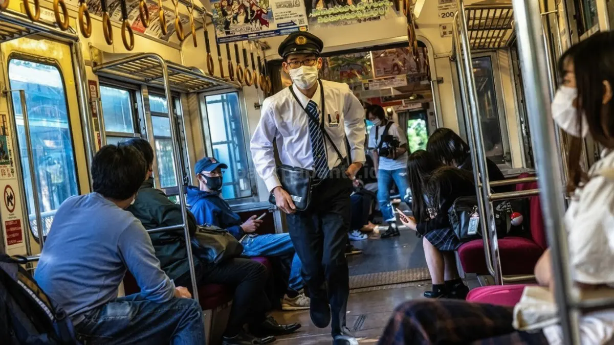 Petugas memeriksa gerbong kereta Jepang usai insiden semprotan misterius yang bikin penumpang panik.