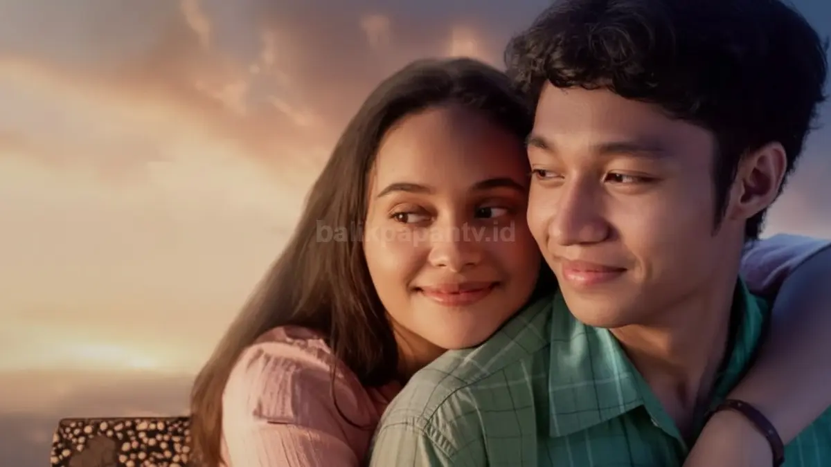 Poster film Komang 2025 dengan nuansa romantis dan emosional kisah Raim dan Komang.