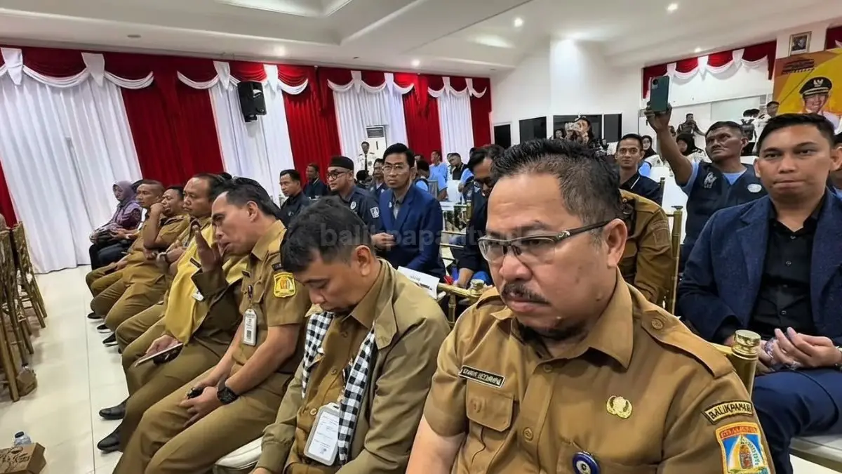 Klien pemasyarakatan bersama petugas mengikuti aksi sosial membersihkan kawasan Pantai Mas Permai Balikpapan.