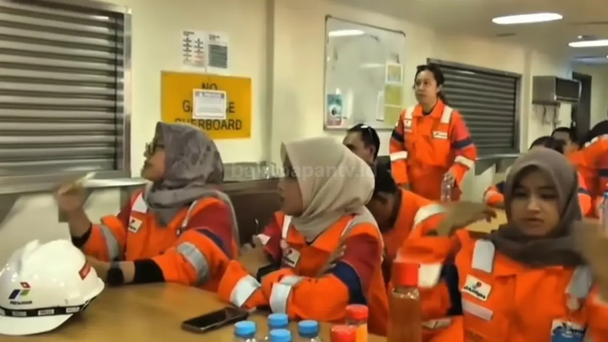Suasana kunjungan jurnalis ke Rig Asian Endeavour 1 saat melihat langsung pengeboran migas offshore di Lapangan Yakin.