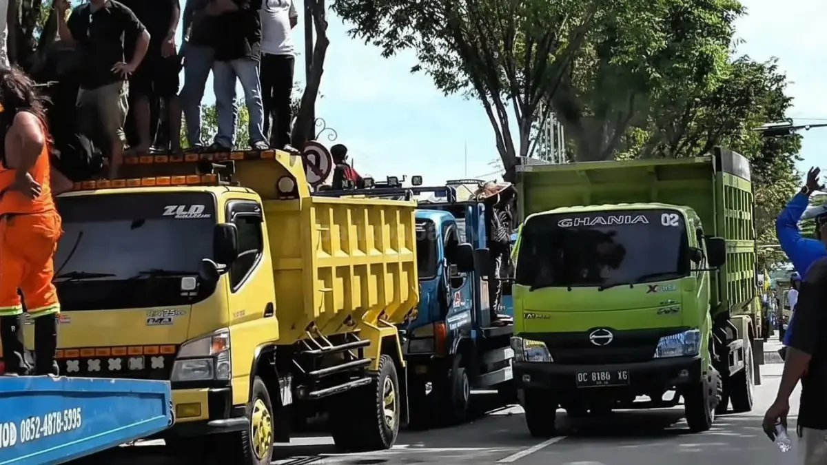 Antrean kendaraan pengangkut barang di SPBU solar subsidi Balikpapan jadi sorotan DPRD dan sopir truk.