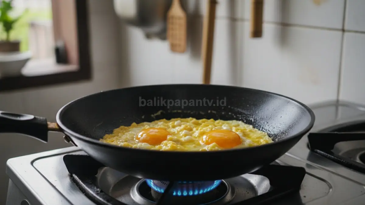 Memasak telur dengan api kecil membantu menghasilkan tekstur lembut, creamy, dan matang lebih merata sempurna.
