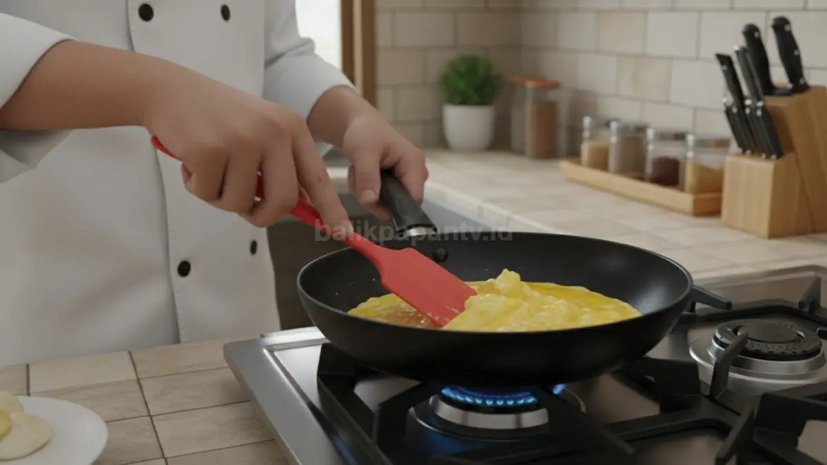 Mengaduk telur perlahan membuat tekstur lebih lembut, creamy, dan matang merata tanpa cepat mengering.
