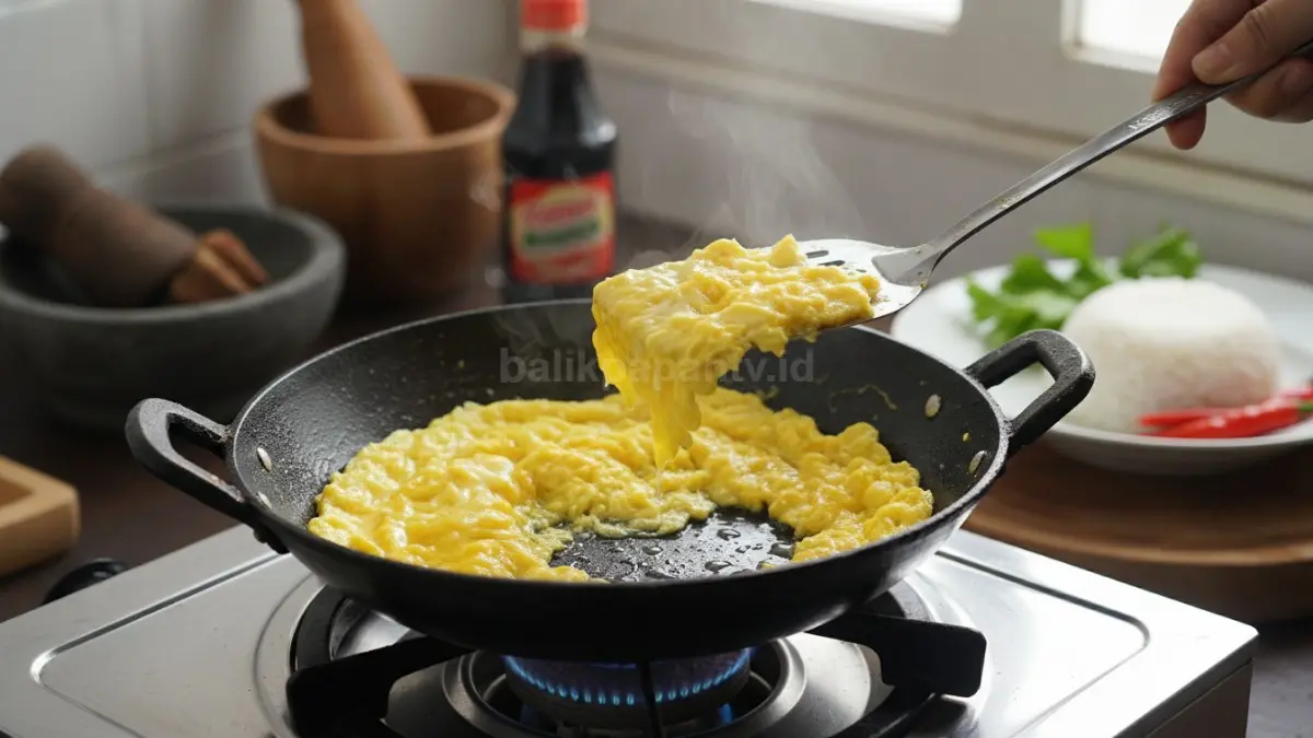 Mengangkat telur lebih awal membantu menjaga tekstur tetap lembut, moist, dan tidak overcooked saat disajikan.
