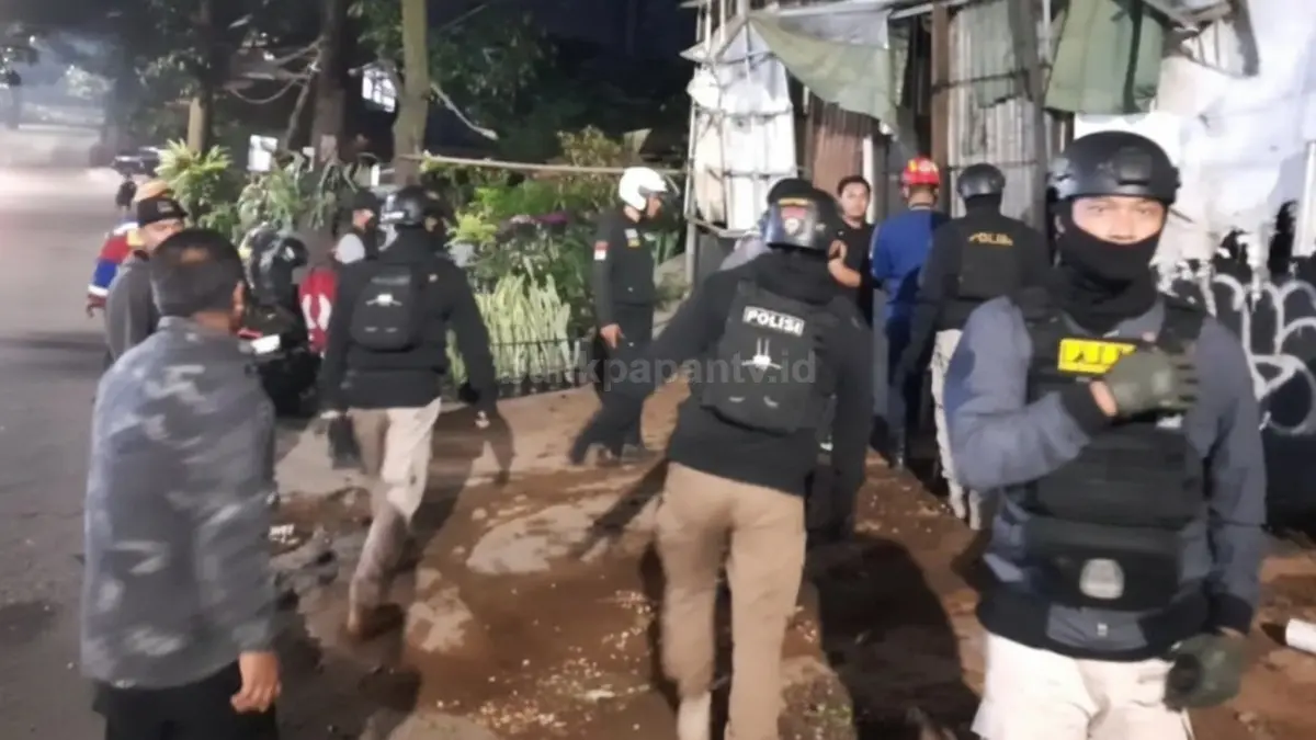 Petugas kepolisian saat proses pengamanan rumah di Lembah Nendeut Bandung usai dugaan penyekapan 3 balita(Dok. Polrestabes Bandung)