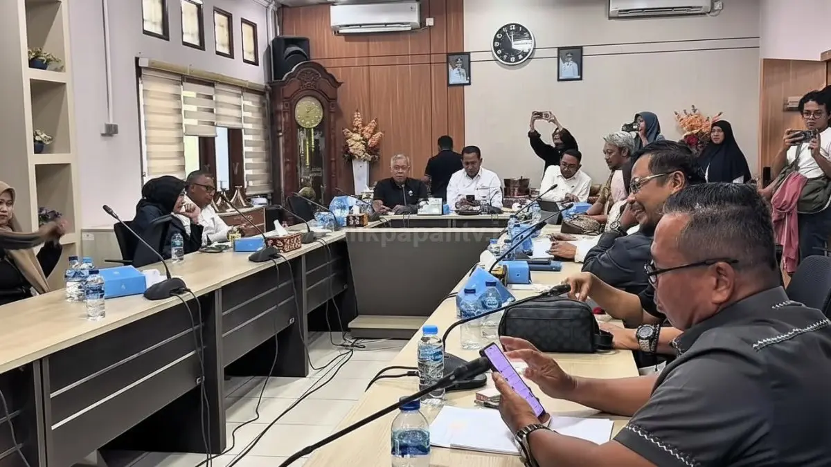 Suasana pembahasan percepatan infrastruktur Balikpapan dengan fokus jalan lingkungan dan fasilitas umum warga.