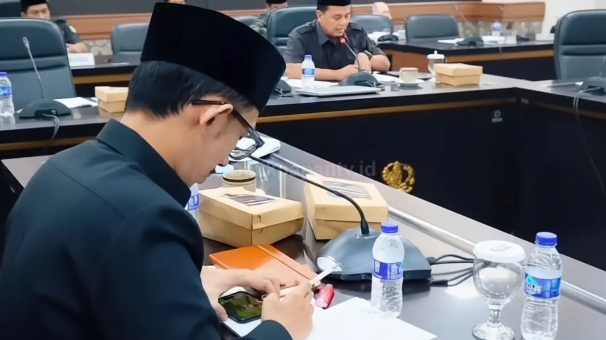 Suasana rapat DPRD Jember saat video anggota dewan bermain gim viral dan ramai dibahas publik.