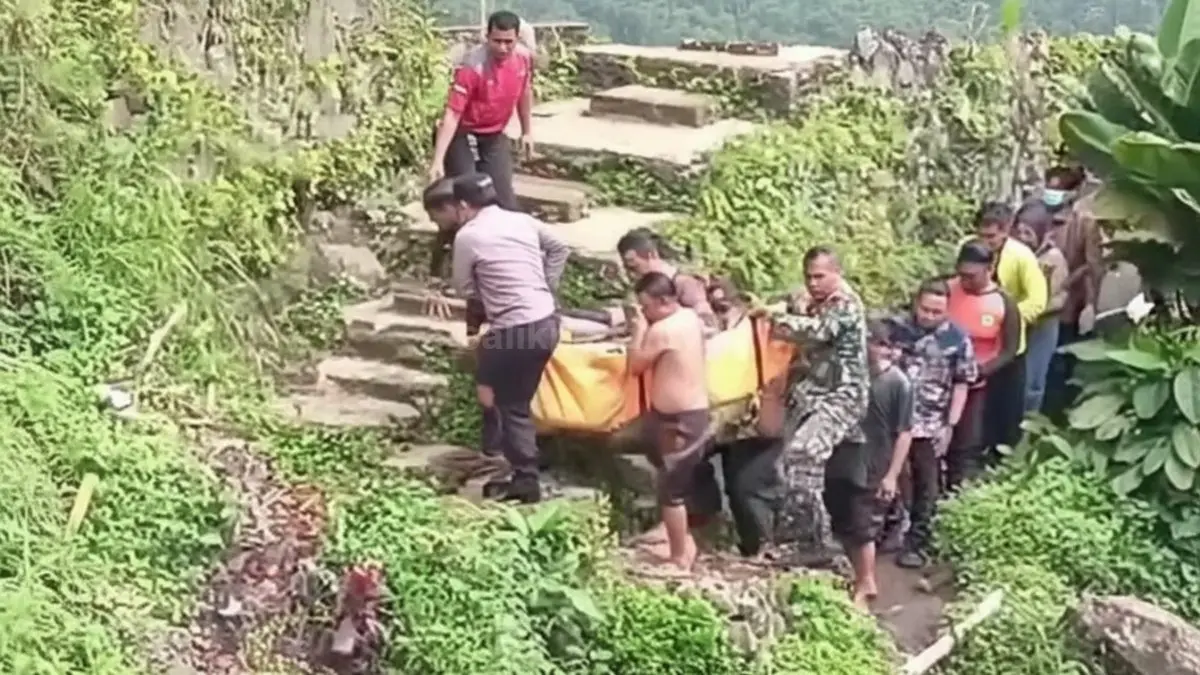 Rombongan siswa Pondok Pesantren ZIIS Cilongok saat outing class sebelum insiden terjadi di Curug Kanesia (Instagram/setiaji_heroestianto)