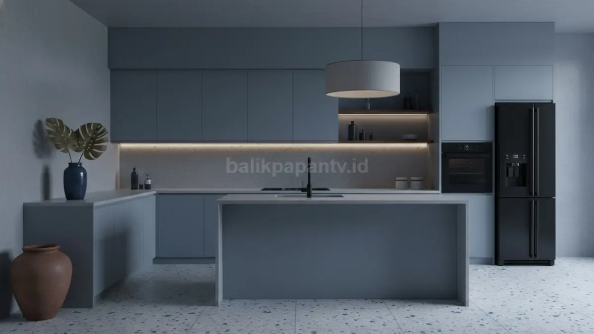 Biru abu kusam membuat dapur minimalis terlihat modern, tenang, dan tetap memiliki karakter elegan kuat.