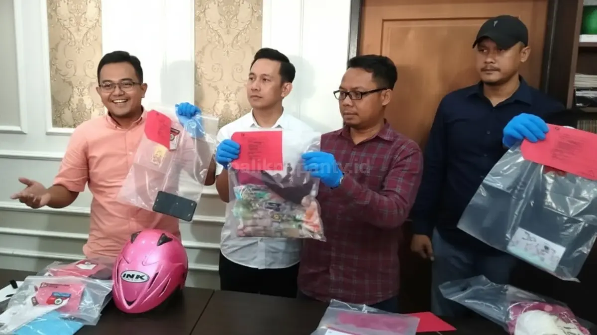 Polisi mengamankan barang bukti dukun asal Pati yang diduga menjalankan ritual menyimpang berkedok program kehamilan.