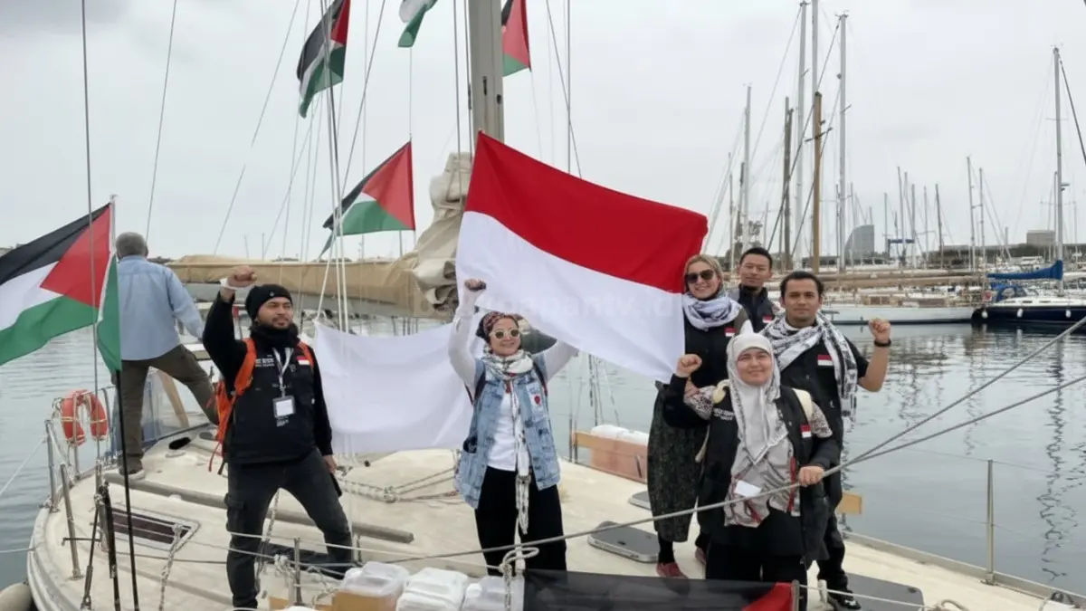 Rombongan misi kemanusiaan Global Sumud Flotilla saat membawa bantuan menuju Gaza bersama relawan internasional.