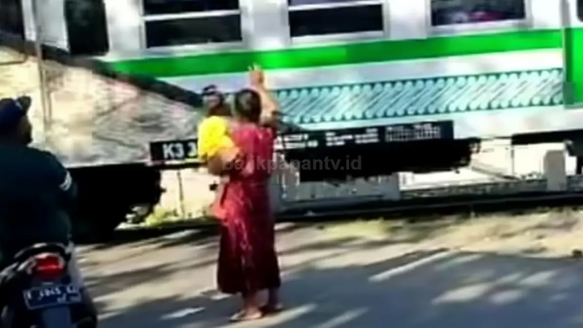 Video Ibu Gendong Anak Sambil Jaga Rel Kereta Wonogiri Tuai Pujian Publik