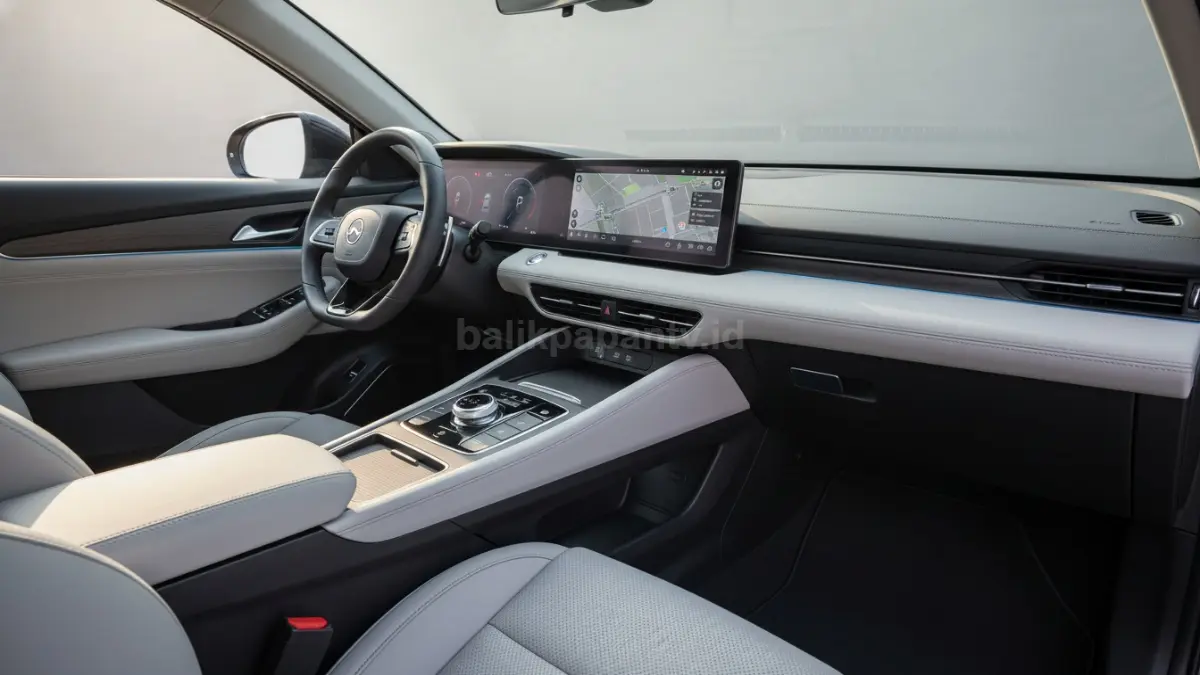 Interior BYD M6 Cross DM-i hadir dengan panel digital modern dan konsol tengah lebih lega.(BTV/Ai)