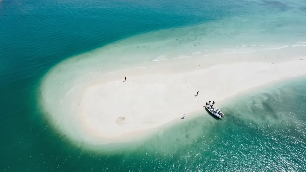 Panorama wisata bahari Pulau Gusung di Penajam Paser Utara dengan laut jernih dan aktivitas snorkeling wisatawan.
