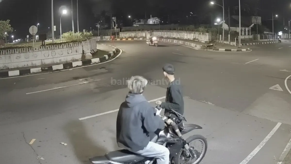 Pengendara motor di Gunung Sahari berdiri panik usai menggagalkan aksi begal dengan mencabut kunci motor.