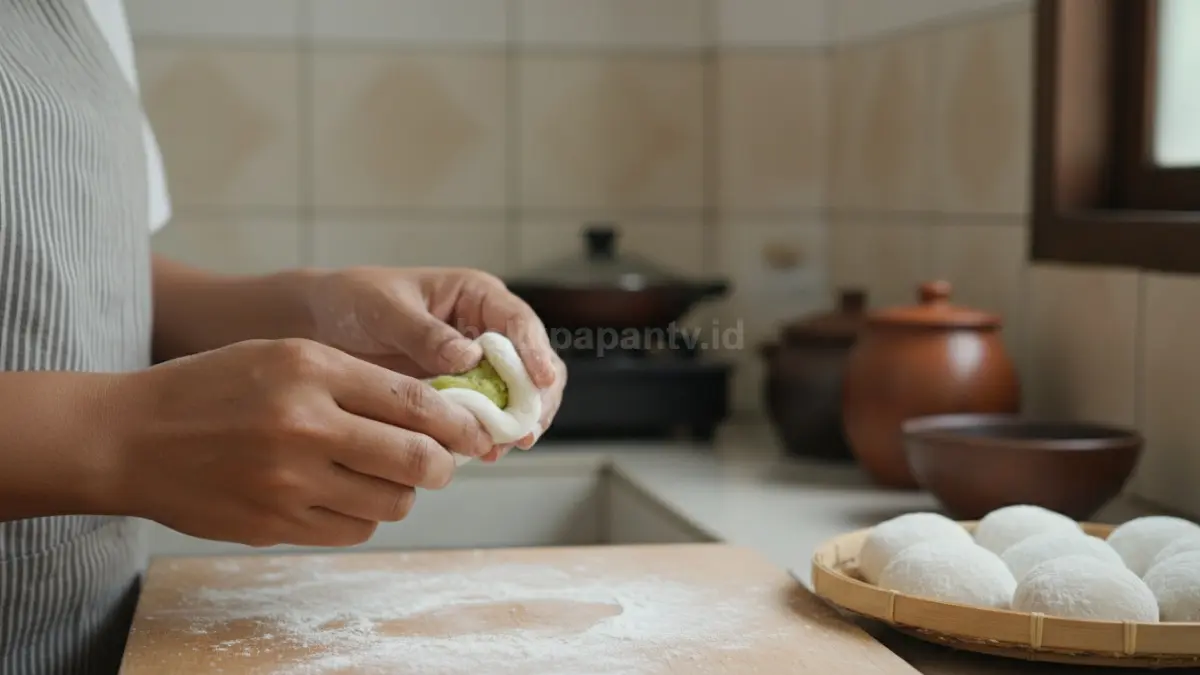 Bentuk mochi bulat perlahan hingga isian tertutup rapat dan tampilannya terlihat rapi menarik, Ces! (BTV/AI) 
