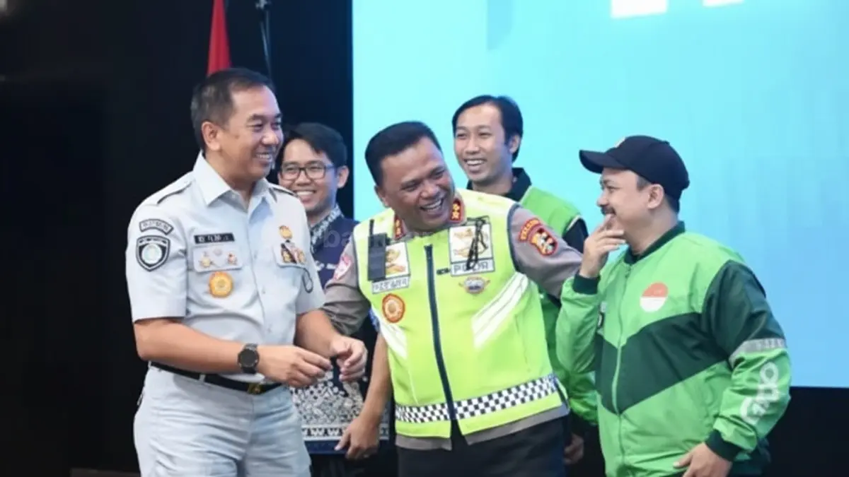 Komunitas ojol mengikuti diskusi keselamatan lalu lintas bersama Jasa Raharja dan Korlantas Polri.