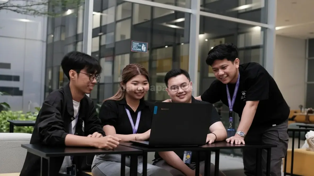 Mahasiswa teknologi sedang belajar AI dan keamanan siber di laboratorium kampus modern Indonesia.