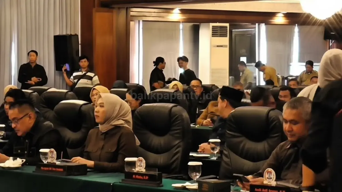 Suasana rapat paripurna DPRD Balikpapan saat interupsi fraksi terkait perubahan agenda sidang