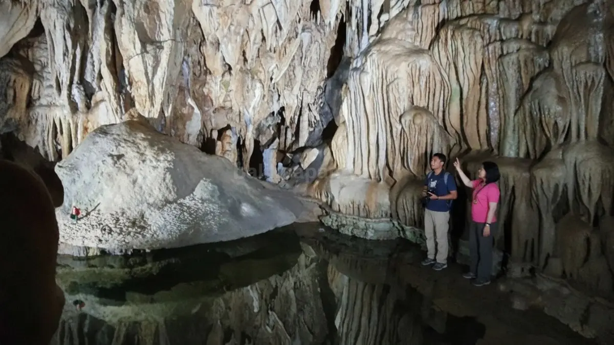 Gua Tapak Raja dekat Titik Nol IKN menjadi destinasi wisata alam favorit baru masyarakat Kalimantan Timur. (BTV/AI)
