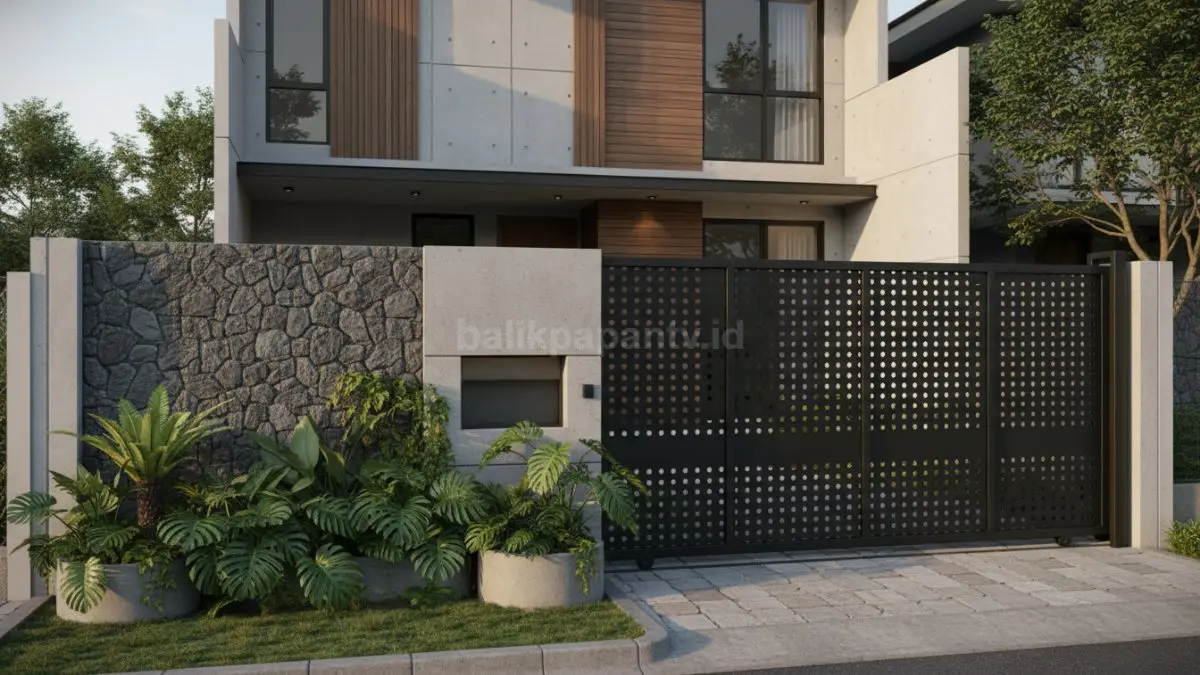 Kombinasi beton ekspos dan besi matte sliding gate. (BTV/Ai)