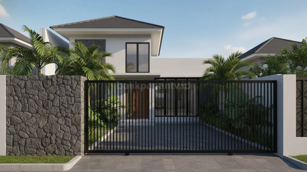 Pagar rumah minimalis kombinasi batu alam andesit dan besi hitam matte dengan nuansa tropical modern.. (BTV/Ai)