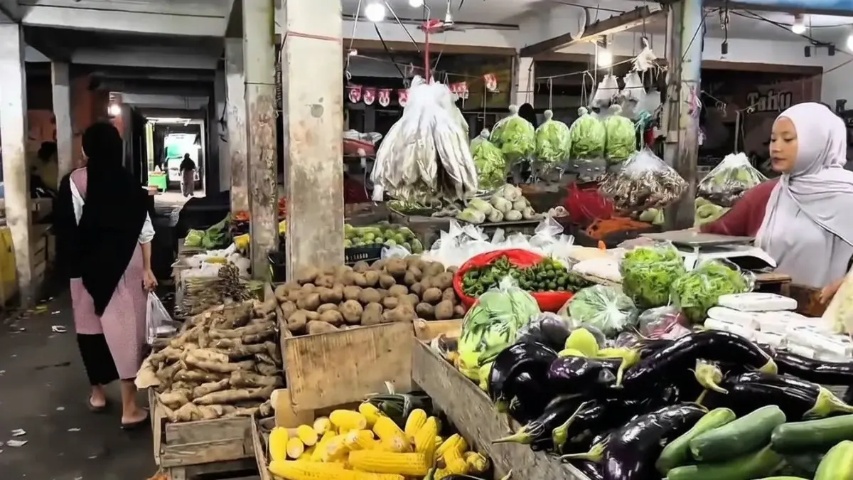 Pedagang sayur di Pasar Petung melayani pembeli saat harga cabai dan tomat mengalami kenaikan tajam.