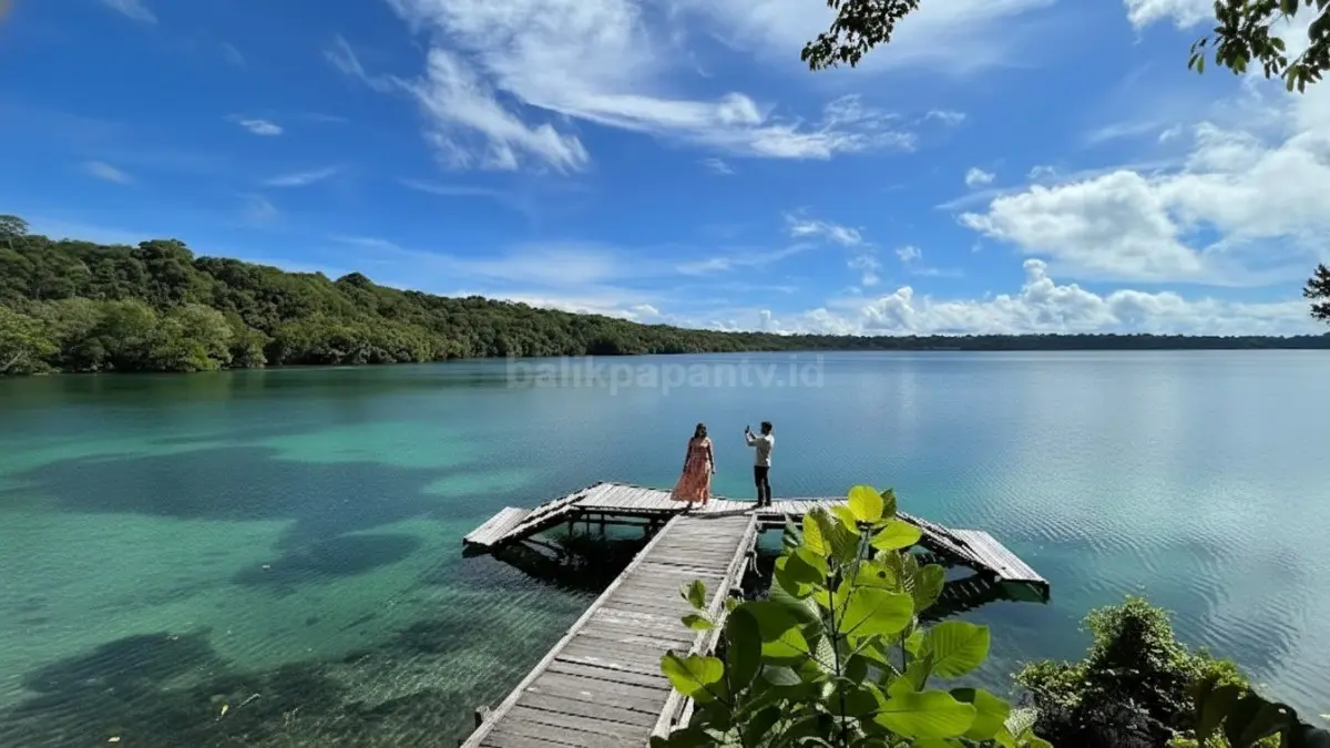 Pulau Kakaban tawarkan wisata alam unik dengan danau ubur-ubur langka dan panorama laut eksotis Kalimantan Timur. (BTV/AI)