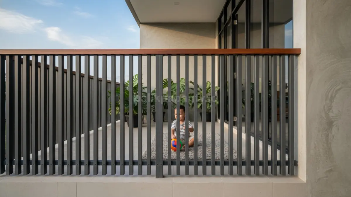 Desain pagar teras modern dengan sela rapat agar anak kecil tetap aman bermain
