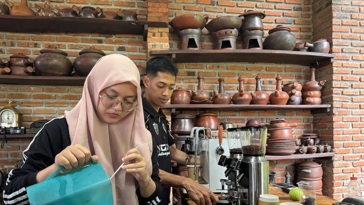 menyaksikan langsung barista meracik seduhan kopi 