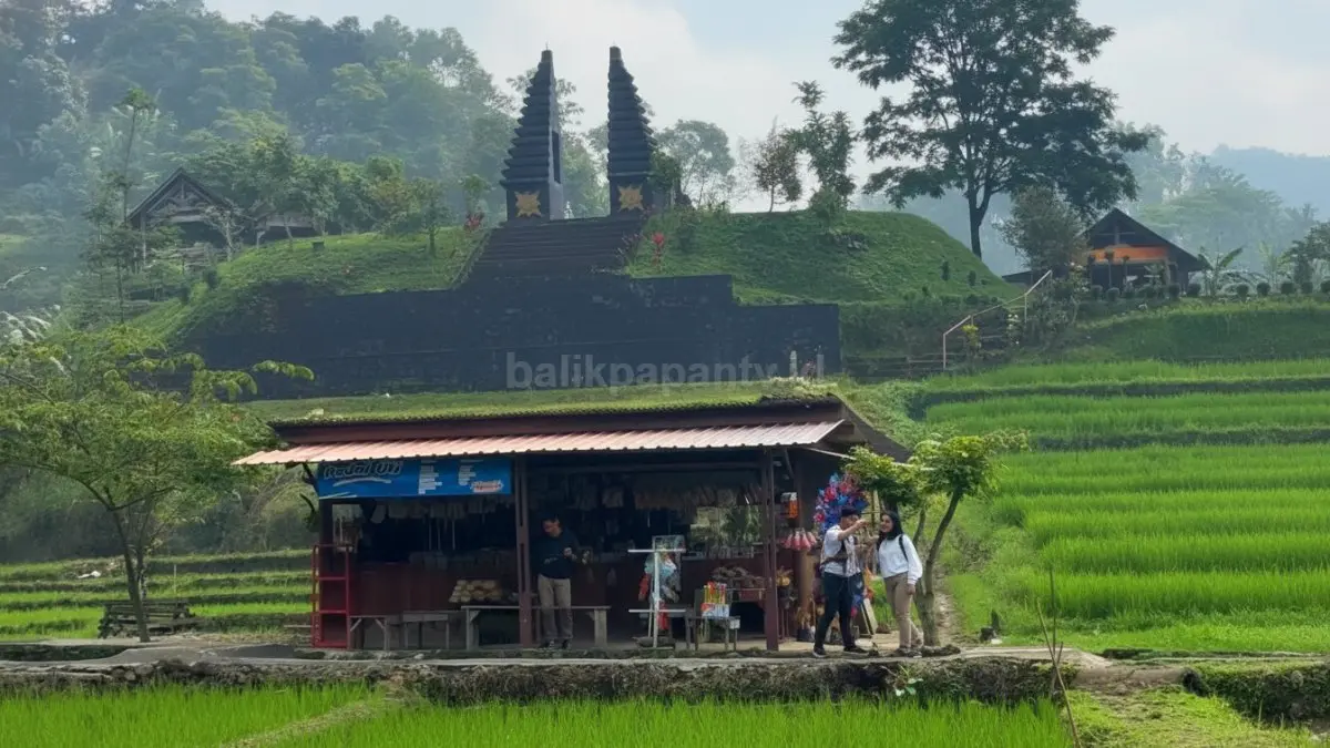 Panorama Desa Wisata Ketapanrame dengan perkebunan kopi dan aktivitas wisata warga di lereng Gunung Welirang