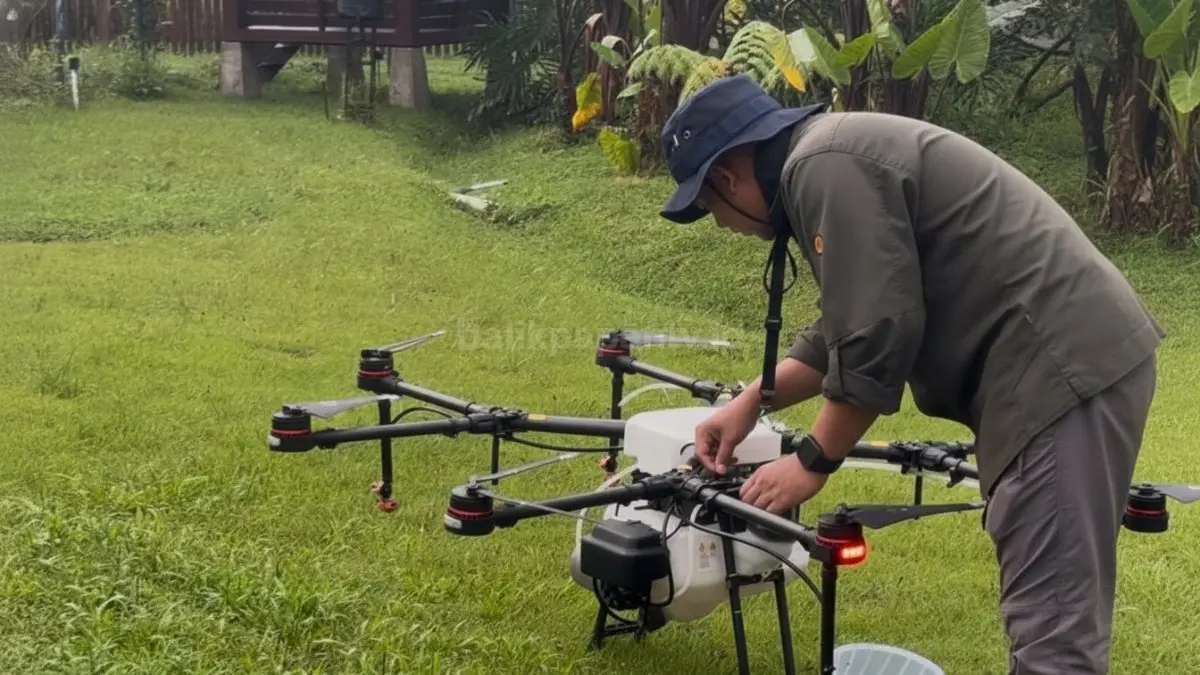 Penggunaan Drone untuk mengoptimalkan penyemprotan lahan kebun 