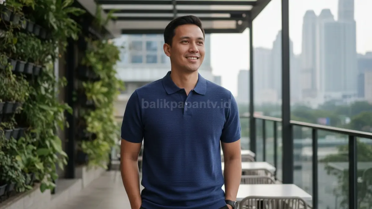 Tekstur rajut halus polo knit pria tampil rapi, nyaman, modern, cocok cuaca tropis 2026 sehari-hari. (BTV/AI) 
