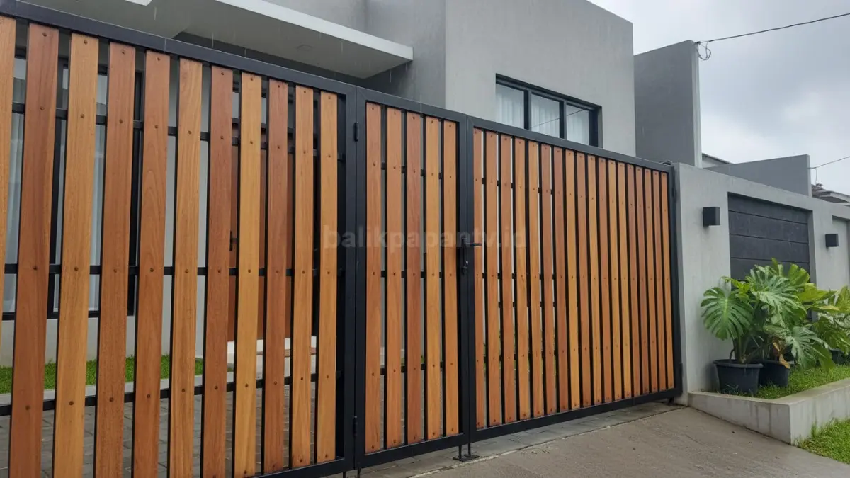 Kombinasi besi matte dan kayu outdoor tahan cuaca untuk desain pagar rumah 2026. (BTV/Ai)
