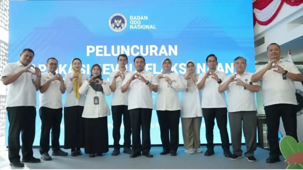 Petugas distribusi Program Makan Bergizi Gratis saat menyalurkan makanan yang kini dinilai lewat aplikasi Reviu MBG.