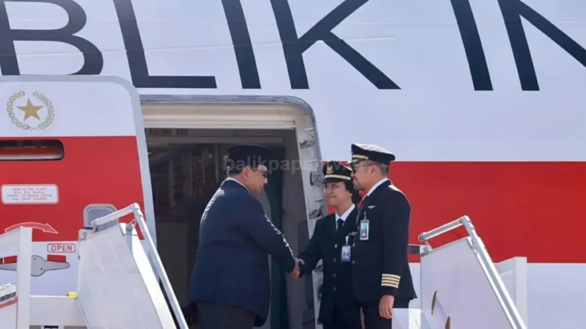 Tania Widjaya mengenakan seragam pilot Garuda Indonesia saat bersalaman dengan Presiden Prabowo sebelum penerbangan ke Prancis