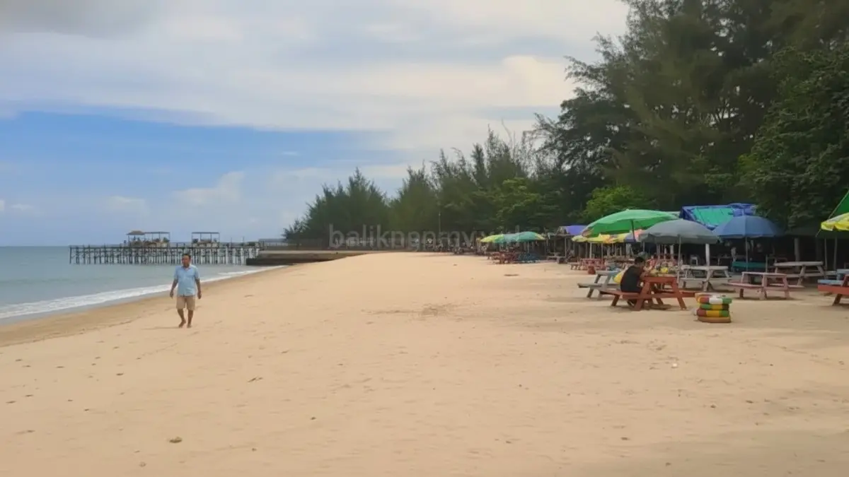 Pantai Manggar Segarasari mengalami penurunan kunjungan saat libur Iduladha seiring munculnya destinasi wisata pantai baru di Balikpapan.(BTV/AI)