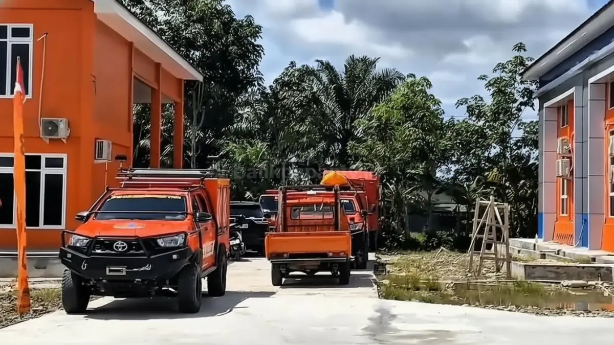 Petugas BPBD Penajam Paser Utara mengingatkan warga soal bahaya puntung rokok di lahan kering saat musim kemarau.