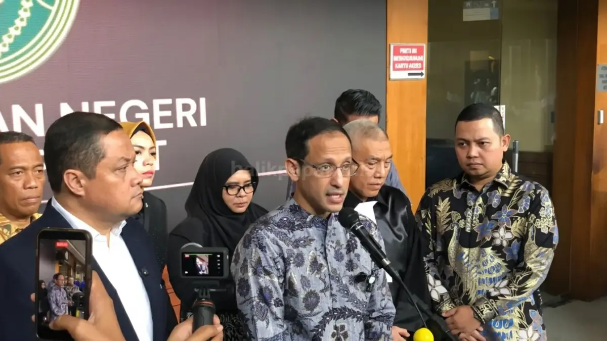 Nadiem Makarim bersama tim hukum menunjukkan pleidoi setebal 1.400 halaman sebelum sidang Tipikor