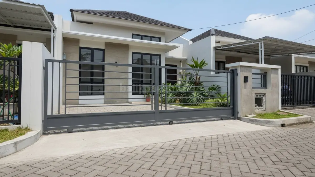 Pagar aluminium finishing matte yang ringan, tahan karat, dan berkesan elegan serta minimalis. (BTV/Ai)