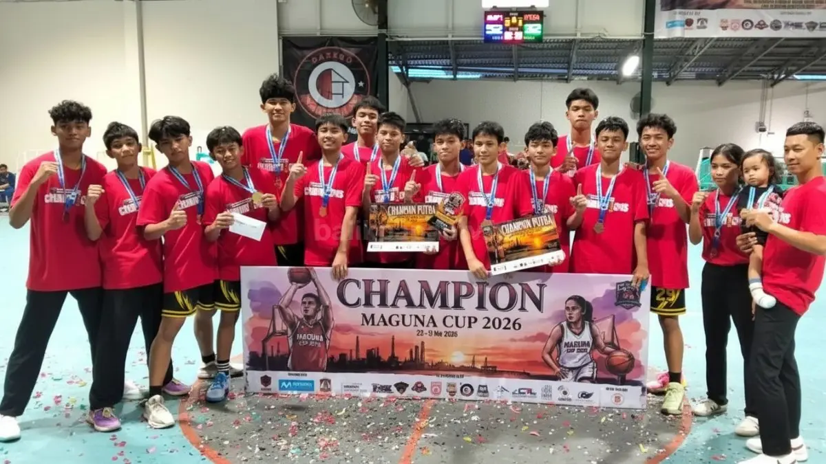 Laga final kategori putra Maguna Cup 2026 yang dimenangkan SMPN 1 Balikpapan atas SMP Kristen IPEKA. (DOLVIE/BALPOS)