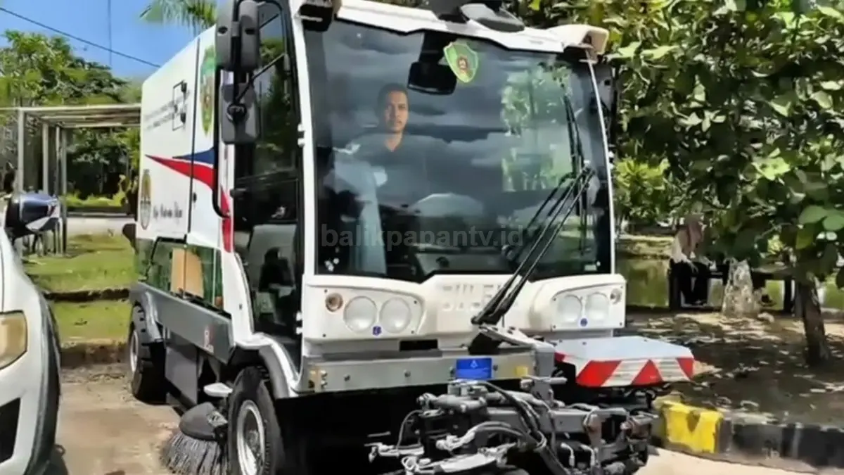 Mobil penyapu jalan milik DLH PPU beroperasi membersihkan ruas jalan sebagai pendukung pelayanan kebersihan daerah.