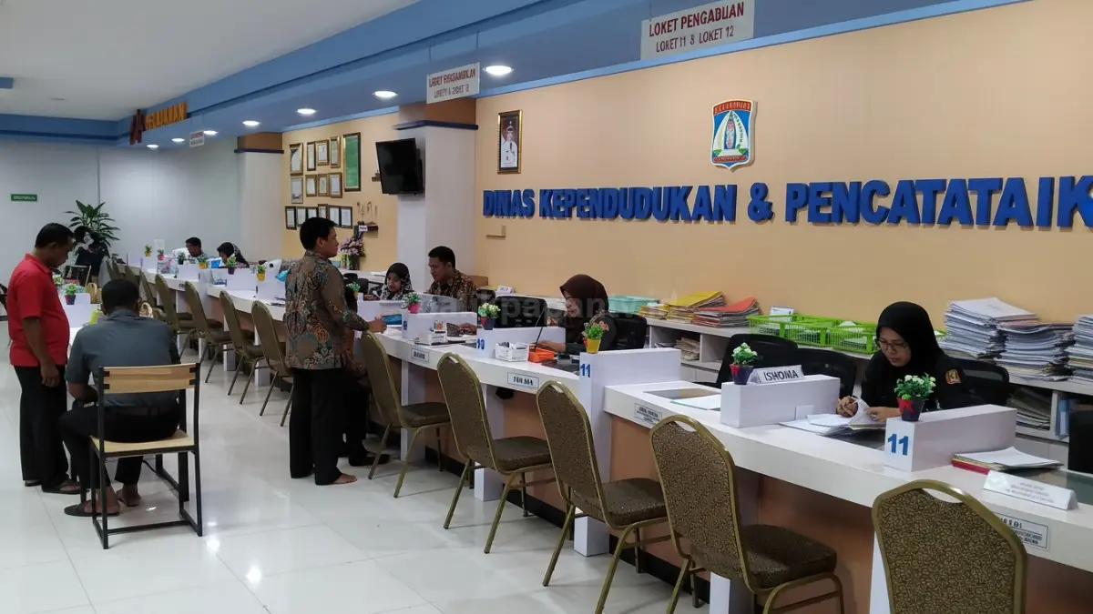 Petugas melayani warga di posko terpadu Disdukcapil dan Disdikbud Balikpapan menjelang SPMB 2026.