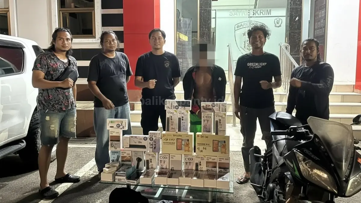 Petugas menunjukkan barang bukti puluhan ponsel hasil pengungkapan kasus pembobolan konter HP di Tanah Grogot.