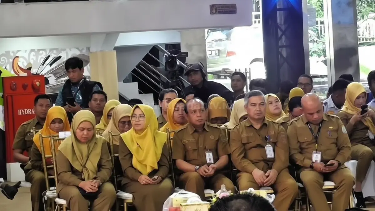 Petugas pendataan perlindungan sosial melakukan verifikasi data warga dalam program digitalisasi bansos Balikpapan 2026.